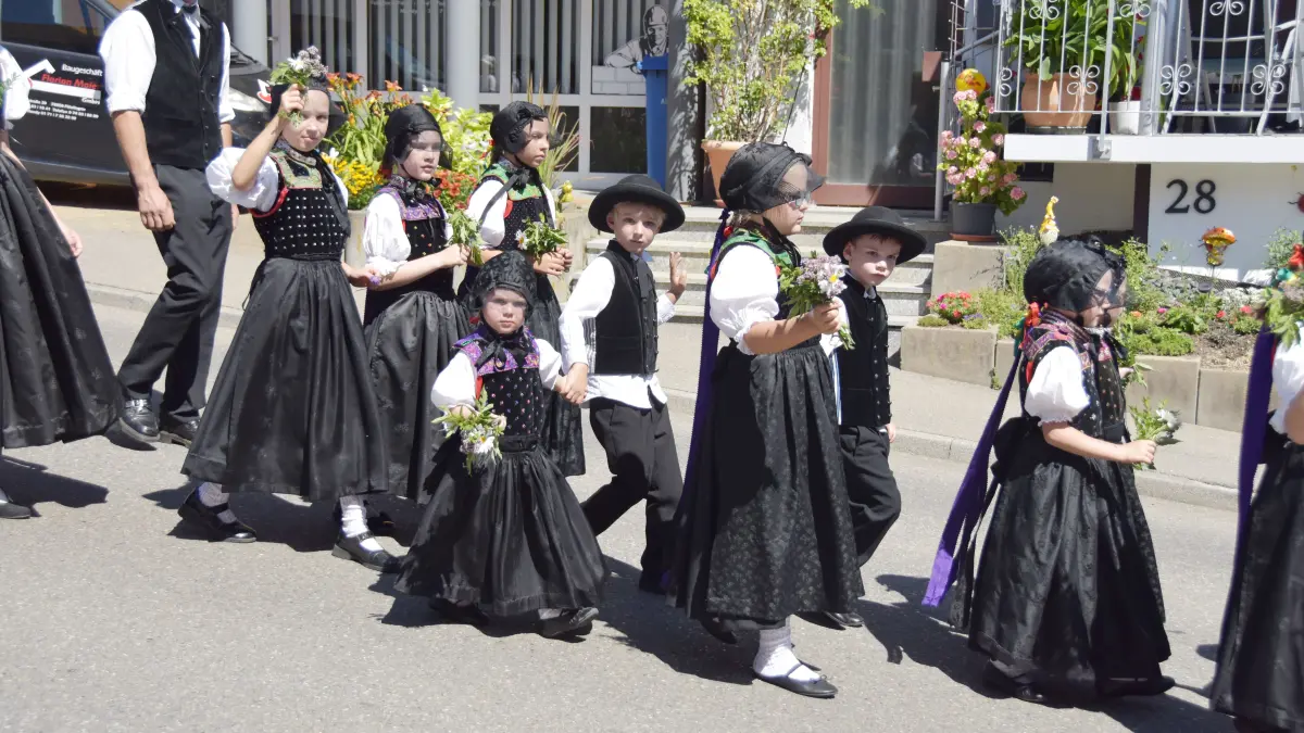 Großer Festumzug beim Jubiläum 100 Jahre MV Flözlingen.
