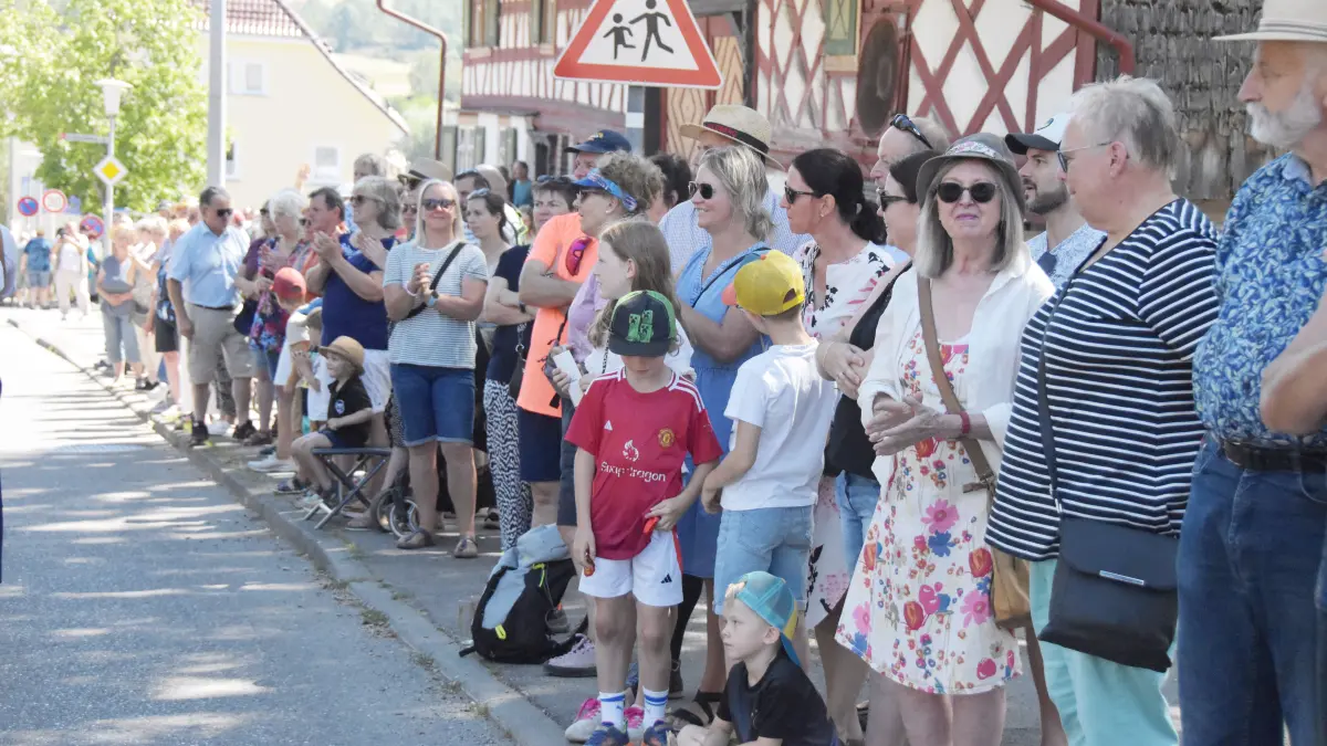 Großer Festumzug beim Jubiläum 100 Jahre MV Flözlingen.