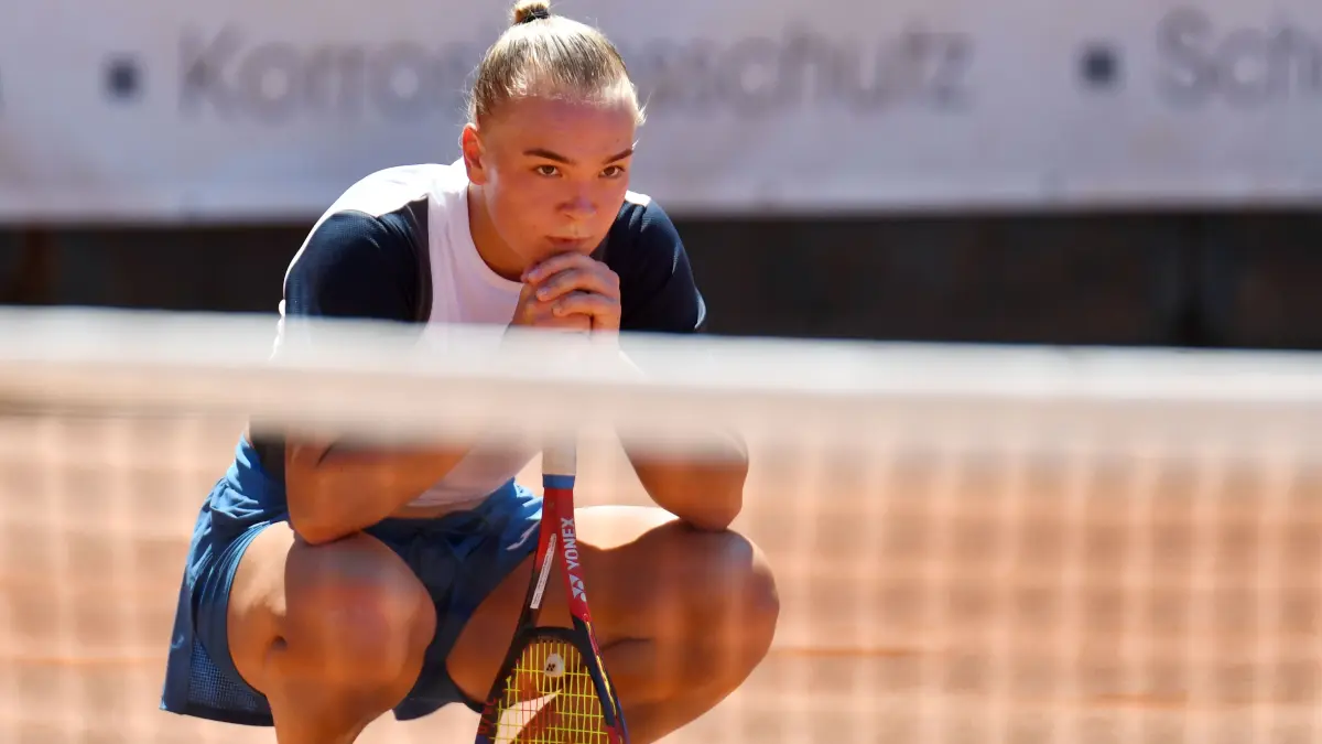 Magdalena Smekalova hockt nachdenklich vor der Netzkante.