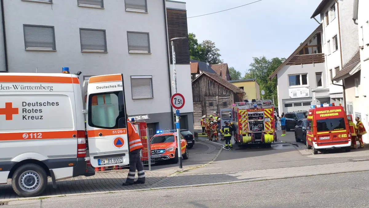 Eine Wohnung im Dachgeschoss brennt am Montag in der Altstadt.