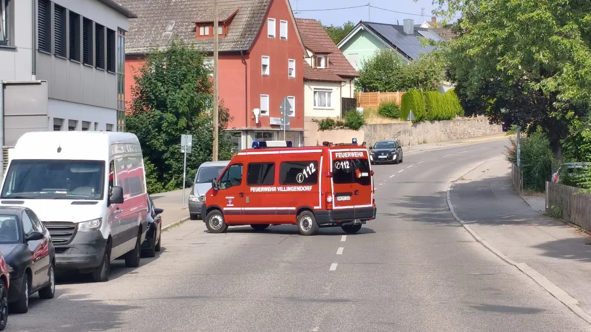 Eine Wohnung im Dachgeschoss brennt am Montag in der Altstadt.