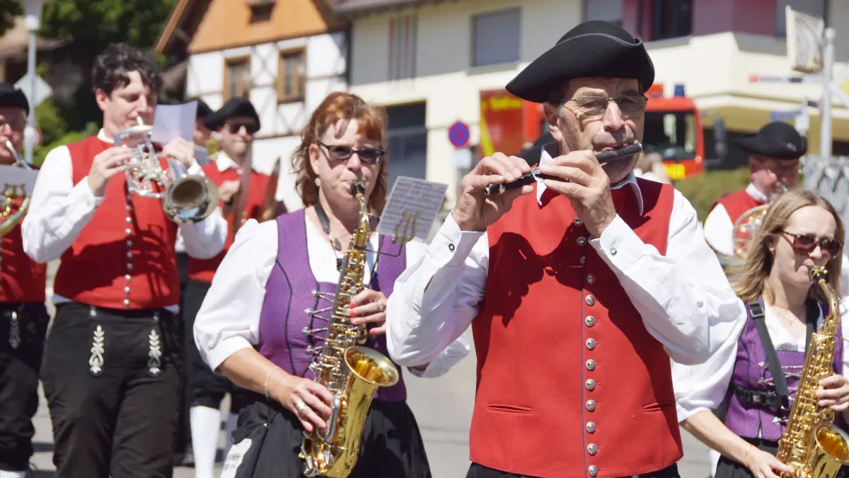 Großer Festumzug beim Jubiläum 100 Jahre MV Flözlingen.