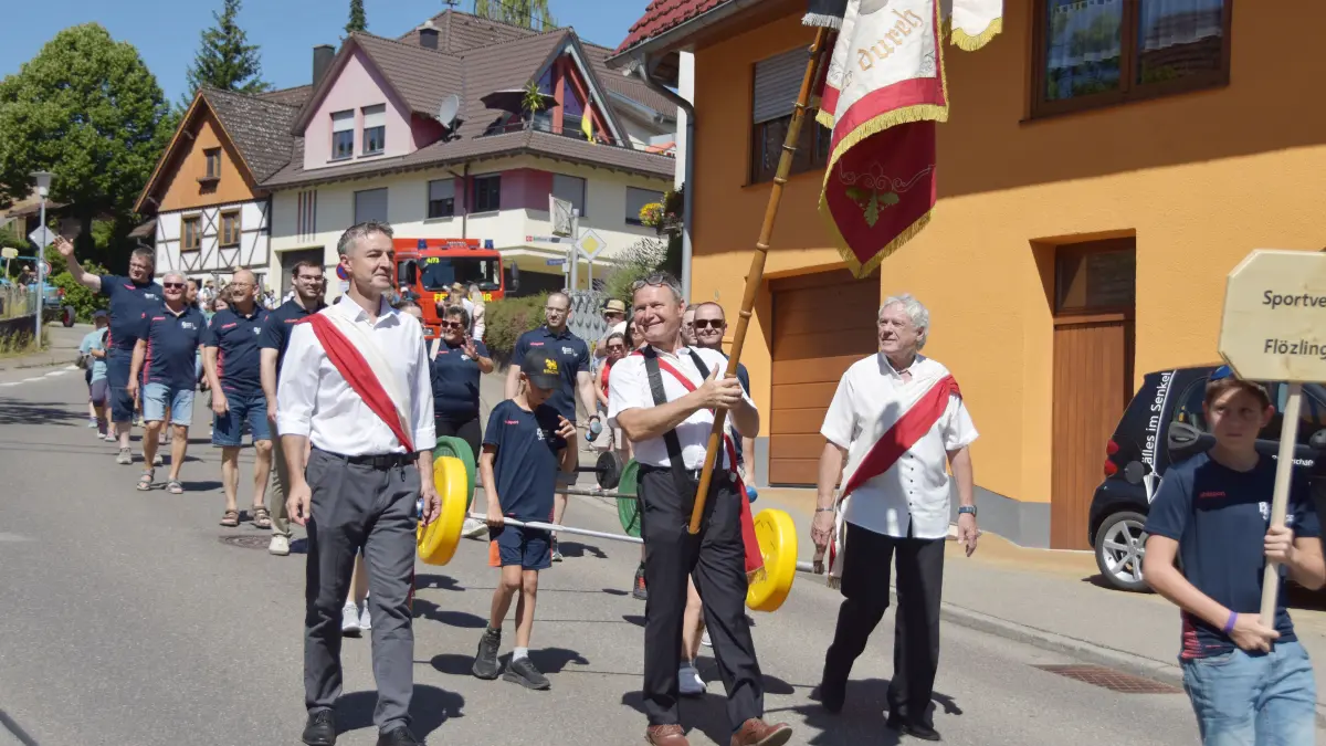 Großer Festumzug beim Jubiläum 100 Jahre MV Flözlingen.
