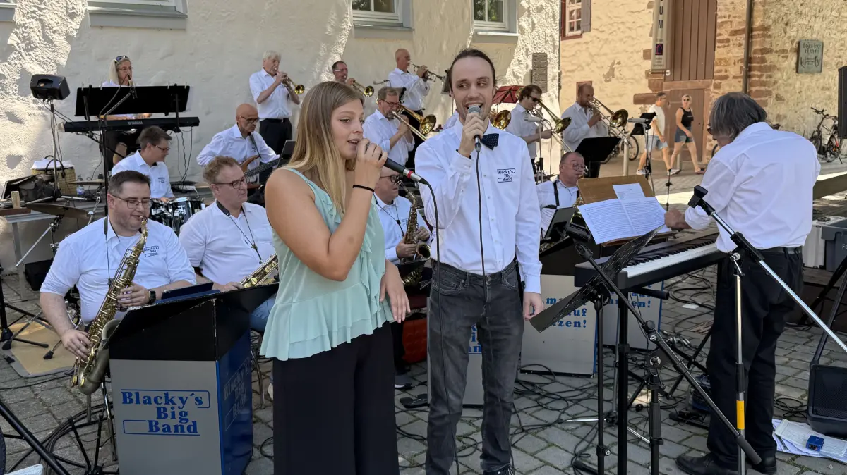 Blacky's Big Band trat auf dem Longwyplatz auf.