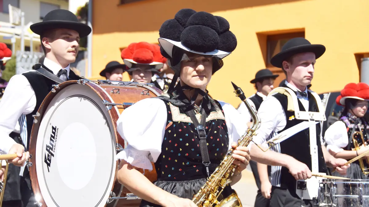 Großer Festumzug beim Jubiläum 100 Jahre MV Flözlingen.