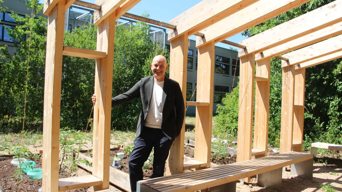Das grüne Klassenzimmer, hier mit Schulleiter Zoran Josipovic, ist nur eines von mehreren Projekten, das im bald zurückliegenden Schuljahr am Gymnasium am Deutenberg realisiert wurde.