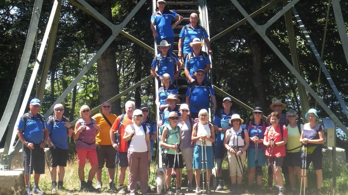 Die Wandergruppe des TuS Ergenzingen vor dem Lembergturm.