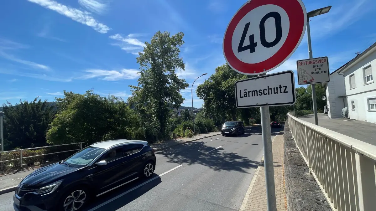 In der Tuttlinger Straße gilt Tempo 40 aus Lärmschutzgründen. Doch Poser und Raser interessiert das herzlich wenig – zum Leidwesen der Anwohner.