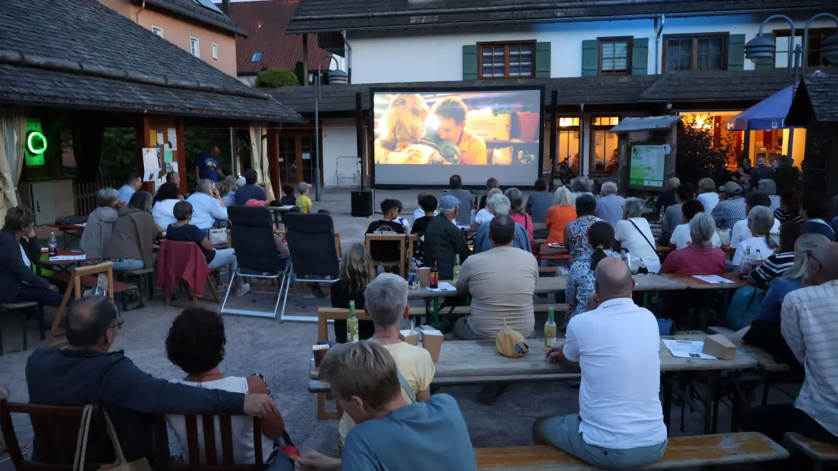 Nach Sonnenuntergang gegen 21.30 Uhr startete auf dem Mühlenplatz das Freiluftkino mit der französischen Komödie „Voll ins Leben“.