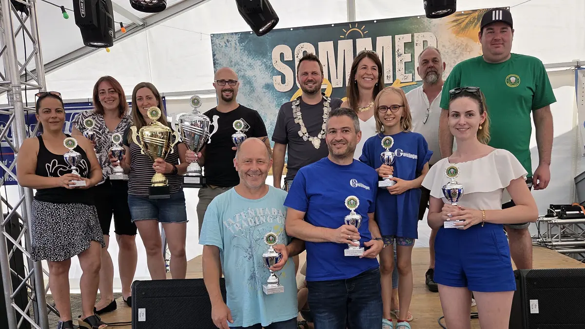 Die Gewinner der Pokale, sowie der neue Schützenkönig Falko Hänle und die neue Schützenkönigin Carmen Sieber freuten sich am Ende des dreitägigen Geislinger Schützenfestes gemeinsam mit Sportleiter Tobias Schlaich und dem
Vereinsvorsitzenden Ottmar Hörter sowohl über die Siege, als auch über das gelungene Fest.