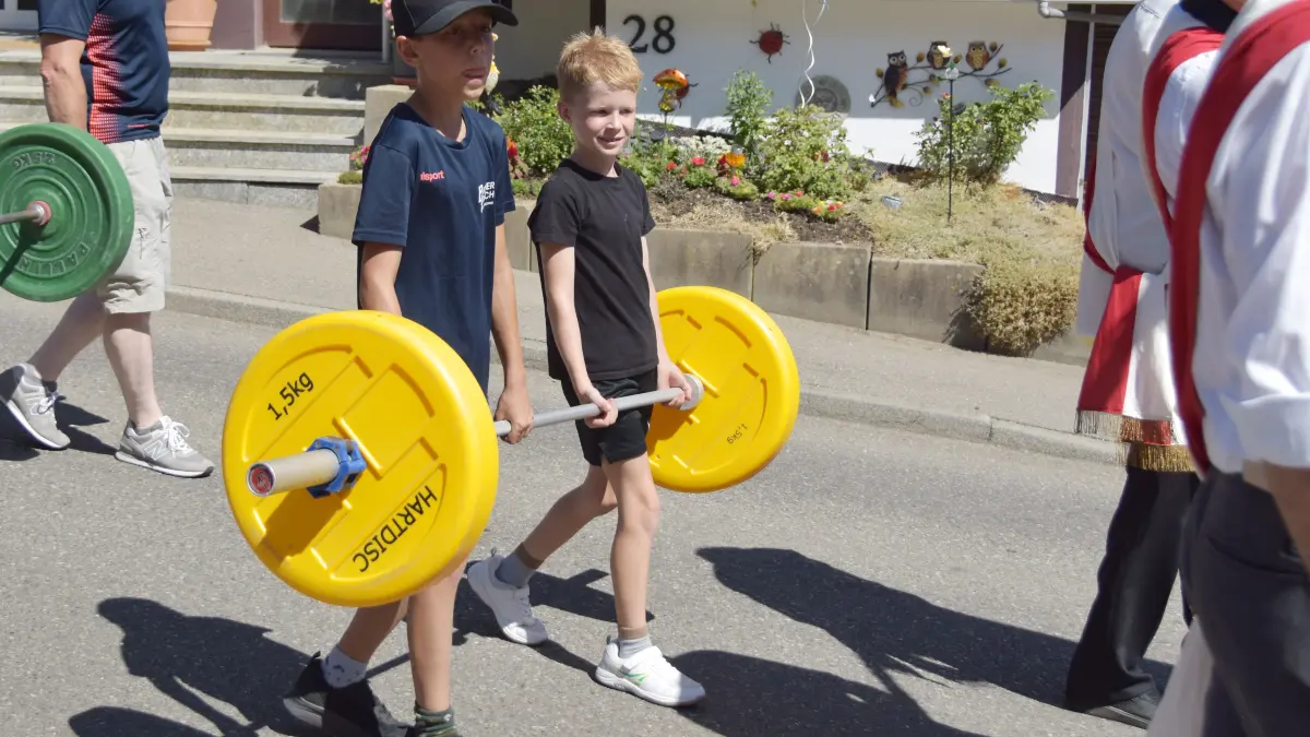 Großer Festumzug beim Jubiläum 100 Jahre MV Flözlingen.