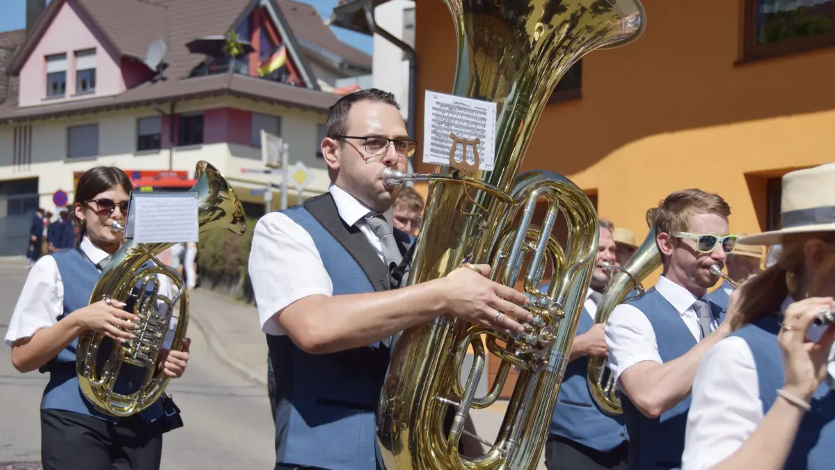 Großer Festumzug beim Jubiläum 100 Jahre MV Flözlingen.