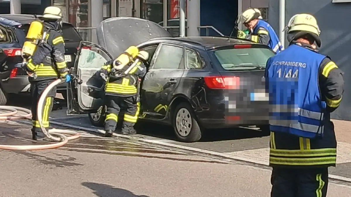 Ein Pkw geriet in Brand.