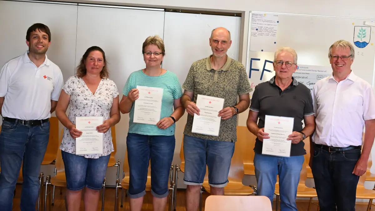 Bürgermeister Franz Moser (rechts) und DRK-Bereitschaftsleiter Matthias Göllinger von links) zeichnen Katja Graf, Elisabeth Auber, Claudius Bea und Joachim Schaumann für mehrfaches Blutspenden mit Urkunde und Ehrennadel aus.