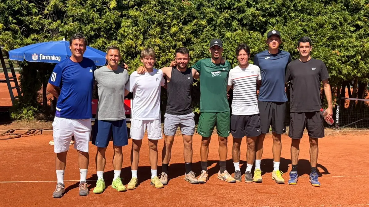 Das Villinger Herren Oberliga-Team nach dem wichtigen 7:2 Heimsieg gegen Hochdorf: Coach Daniel Radojicic, Andy Bianchi, Robin Männl, Benjamin Vitter, Milo Leuenberger, Noah Liedtke und Marc Hofer (von links).