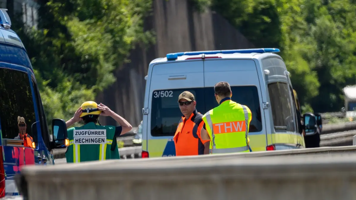 Stundenlang abgesperrt war am Sonntag die Unfallstelle auf der B 27. Auch ausgewiesene Medienvertreter durften nicht direkt am Ort des Zusammenstoßes fotografieren.