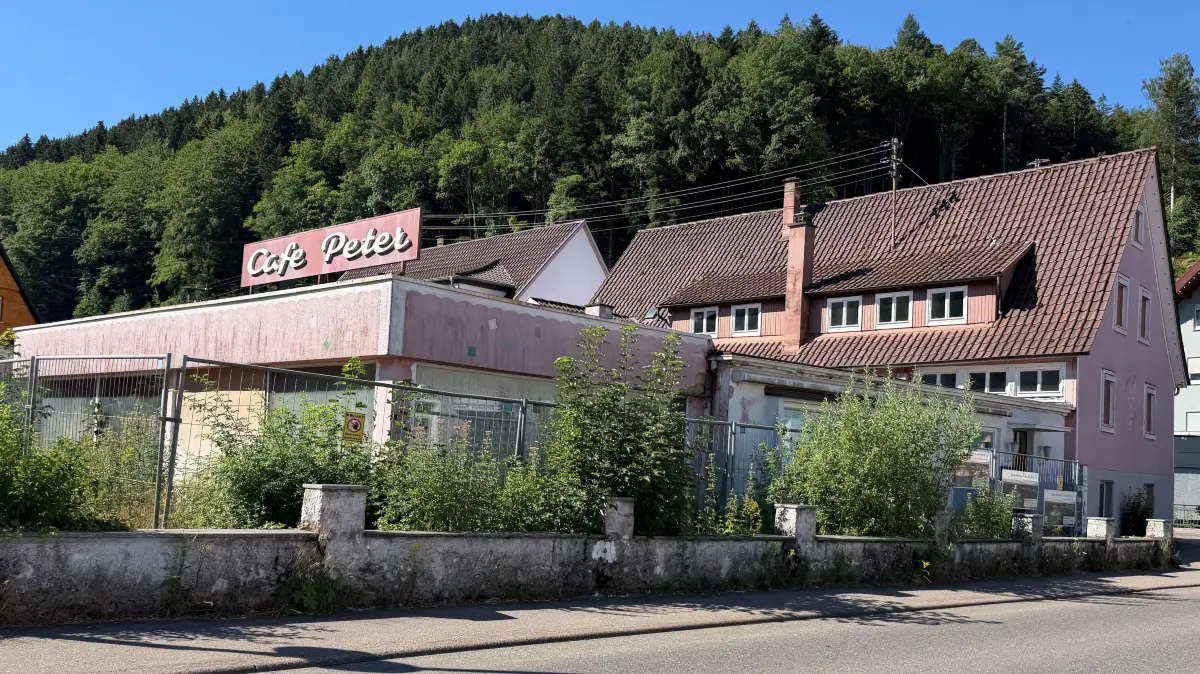 Seit vielen Jahren steht das Café Peter in Calmbach leer. Jetzt will die Stadt das Gelände kaufen.