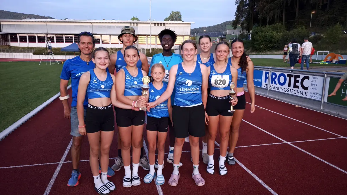 Auf dem Weg zum badischen Endkampf nicht aufzuhalten sind das Haslacher U14-Team (vorn:) Johanna Schmitt, Hannah Müller, Lilia Zimmermann und Hannah Volk und das Haslacher U16-Team (hinten:) Tobias Schmid, Noah Nerz, Jule Issenmann, Madita Arnold und Trainer Frank Schmider.