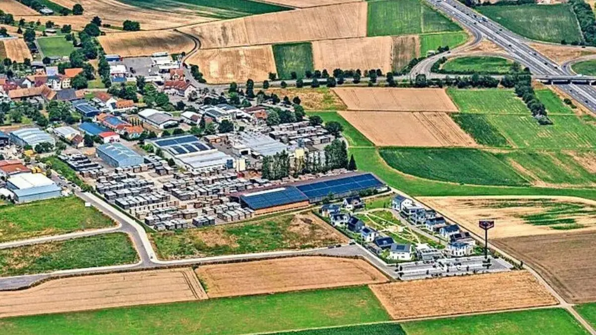 Auf der Grünfläche links neben der Fertighauswelt soll das Krematorium entstehen.