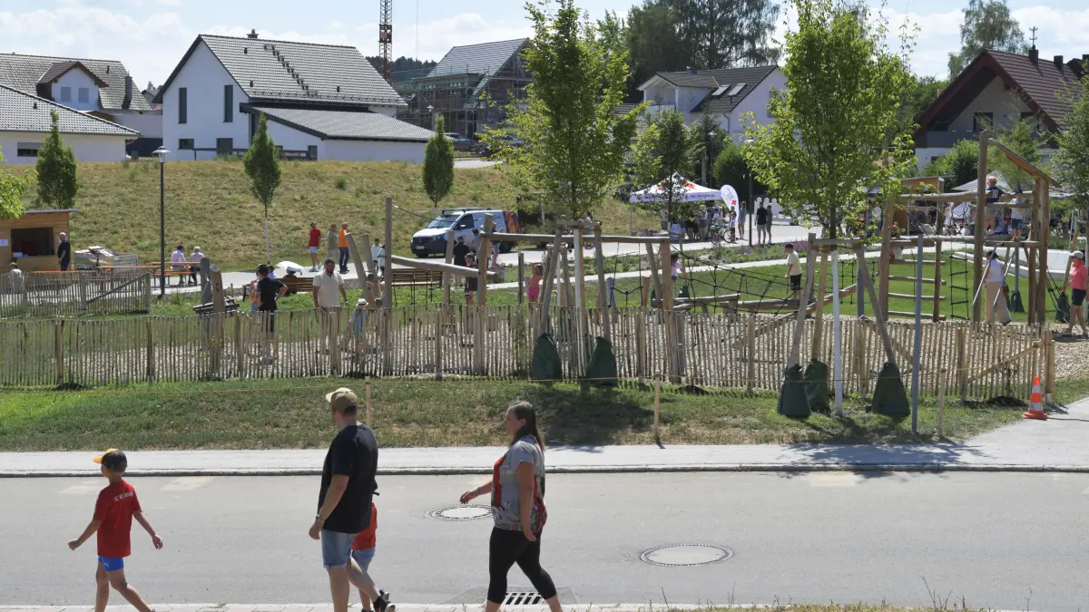 Groß war das Interesse der Bevölkerung und zahlreich die Besucher bei der Eröffnung des „Mehrgenerationenplatzes am Brunnenwasen“ in Wellendingen am Samstag.