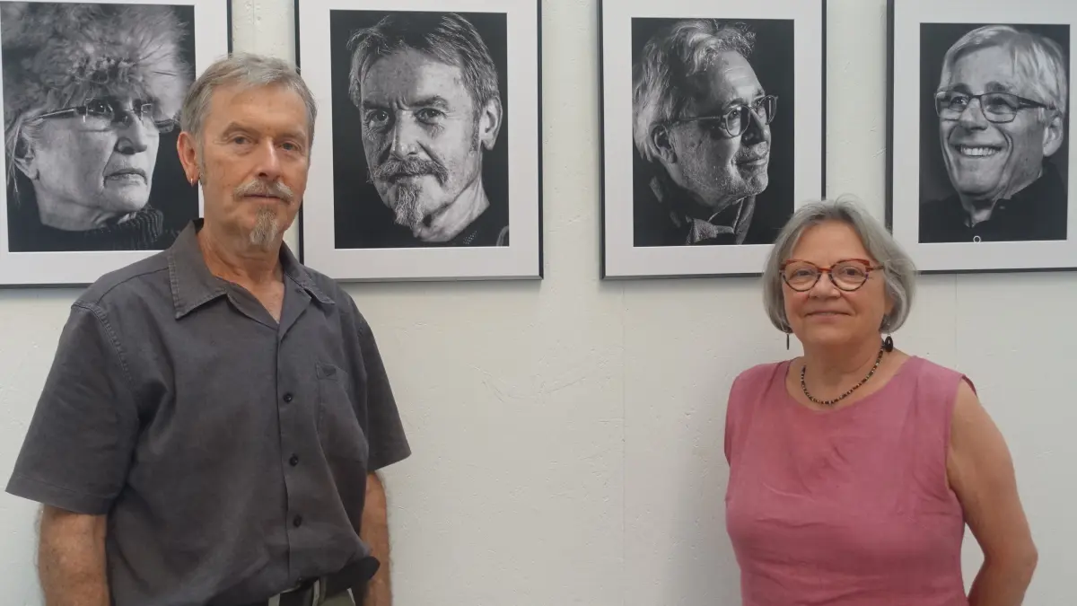 Siglinde und Bernhard Wißgott vor der Schwarz-Weiß-Porträtreihe von Günther Fischer.