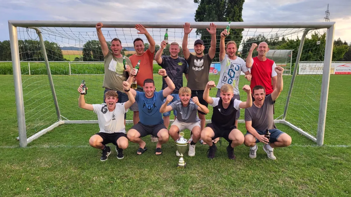 Sport mit ganz viel Spaß und Spiel stehen an der Sportwoche Dettensee im Mittelpunkt. Das Foto von 2023 zeigt den Gewinner des Fleckenpokals, die Mannschaft Oberdorf.