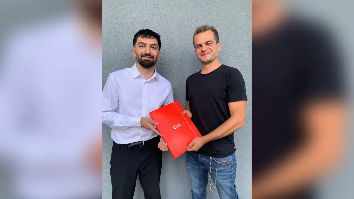 Fachlehrer Marco Cramer (rechts) überreicht seinem Schüler Rayan Ali das Zeugnis der Fachhochschulreife