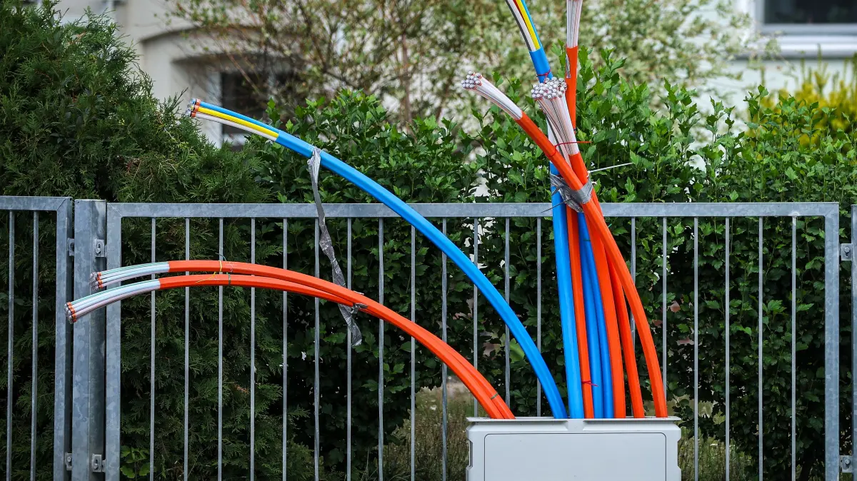 Aus dem Sockel eines Schaltschranks ragen Glasfaserkabel heraus. Weitere 21 Häuser in Wiesenstetten können nun angeschlossen werden. (Symbolbild)