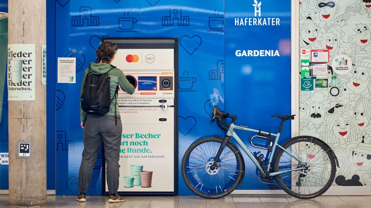 An zwei Automaten am Freiburger Hauptbahnhof können Mehrwegbecher der Firma Recup zurückgegeben werden.