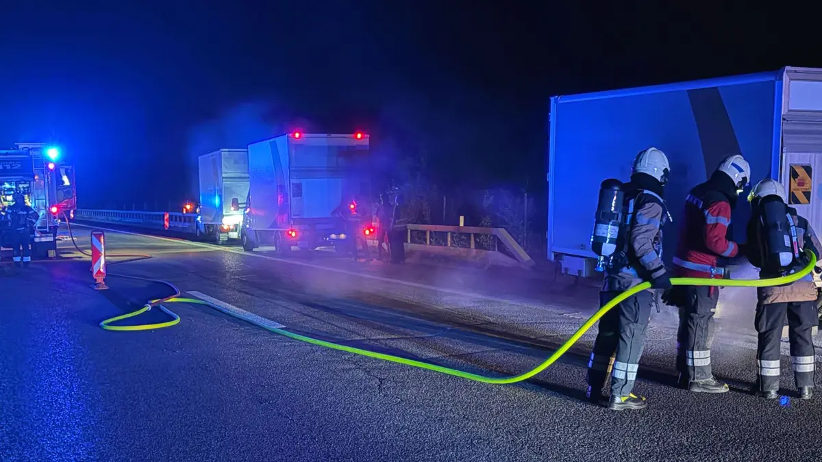 Im Bereich der Räder des Anhängers war ein Glimmbrand ausgebrochen. Die ausgerückte Feuerwehr konnte diesen rasch löschen.