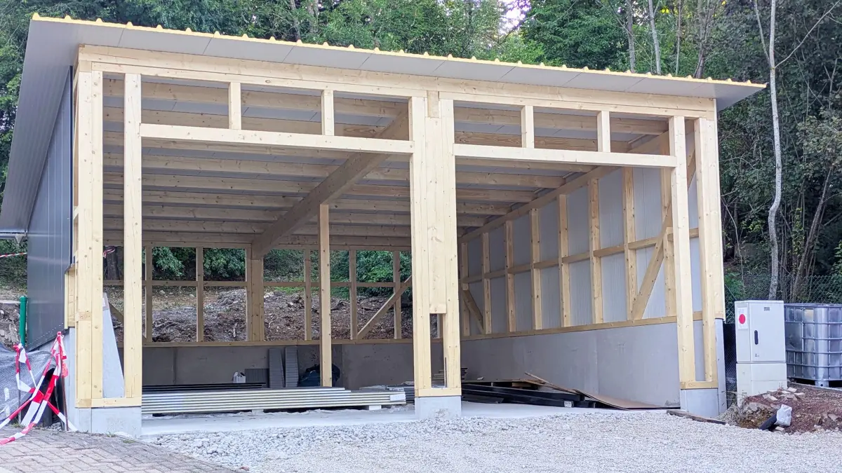 Das neue Lagergebäude steht.
