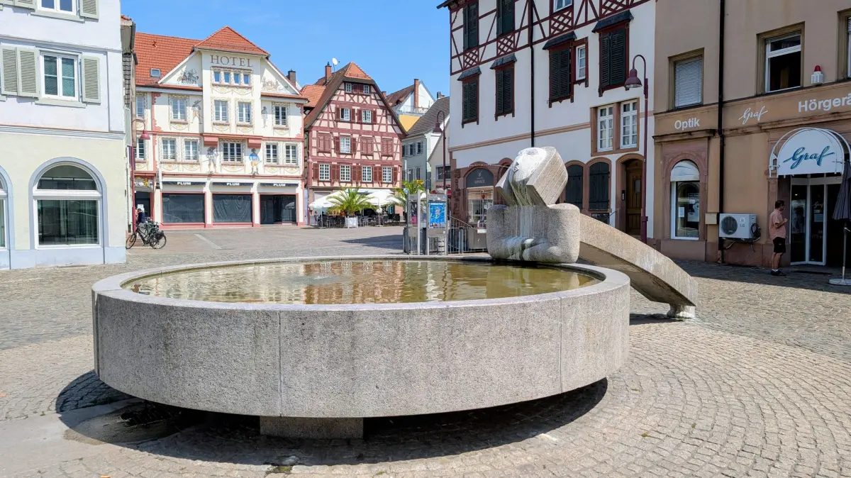 Der Lahrer Marktplatz soll aufgewertet werden. Den Brunnen betitelt die Verwaltung selbst als "unattraktiv".