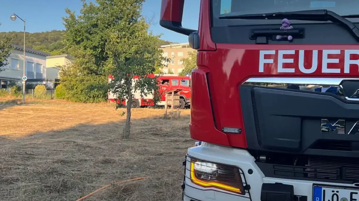 Der Ort des Brandes weist Spuren des Feuers auf.