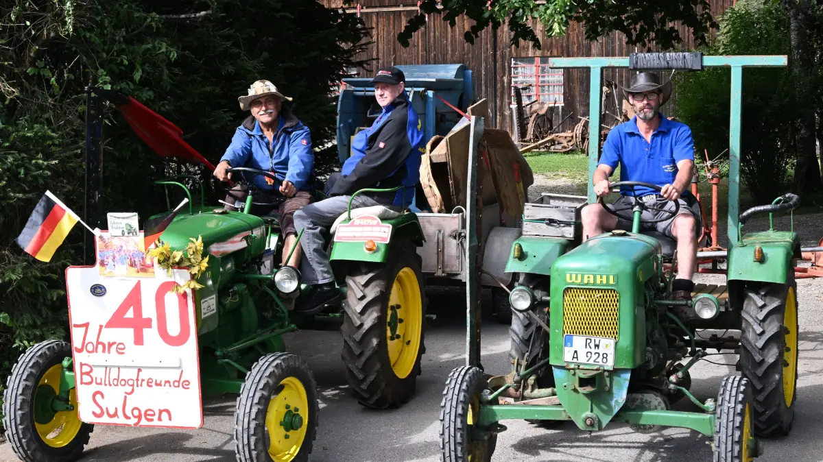 Die Bulldogfreunde Sulgen mit Boss Alfred Fleig (von links) und den Weggefährten Gerhard Storz und Markus Zehnder haben Putzmühle und Kreisler an ihre Wahls angehängt und sind bereit für den Erlebnistag Landwirtschaft am Sonntag in Lauterbach-Sulzbach.