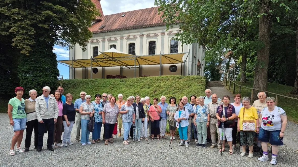 Die Senioren aus Lützenhardt stellten sich vor der Wallfahrtskirche am Gottesberg zum Gruppenfoto auf.