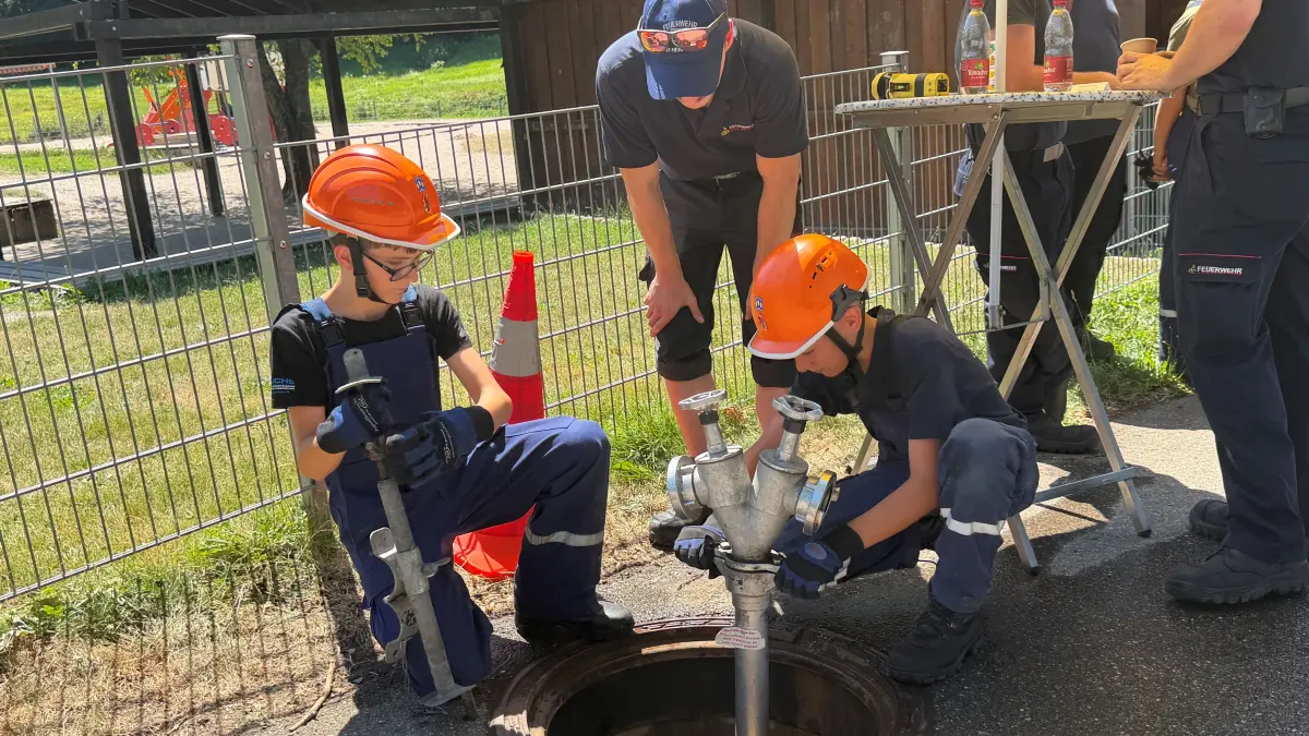 Unter anderem musste ein Unterflurhydrant fachgerecht angezapft werden, um kontrolliert Wasser aus dem öffentlichen Netz zu entnehmen.
