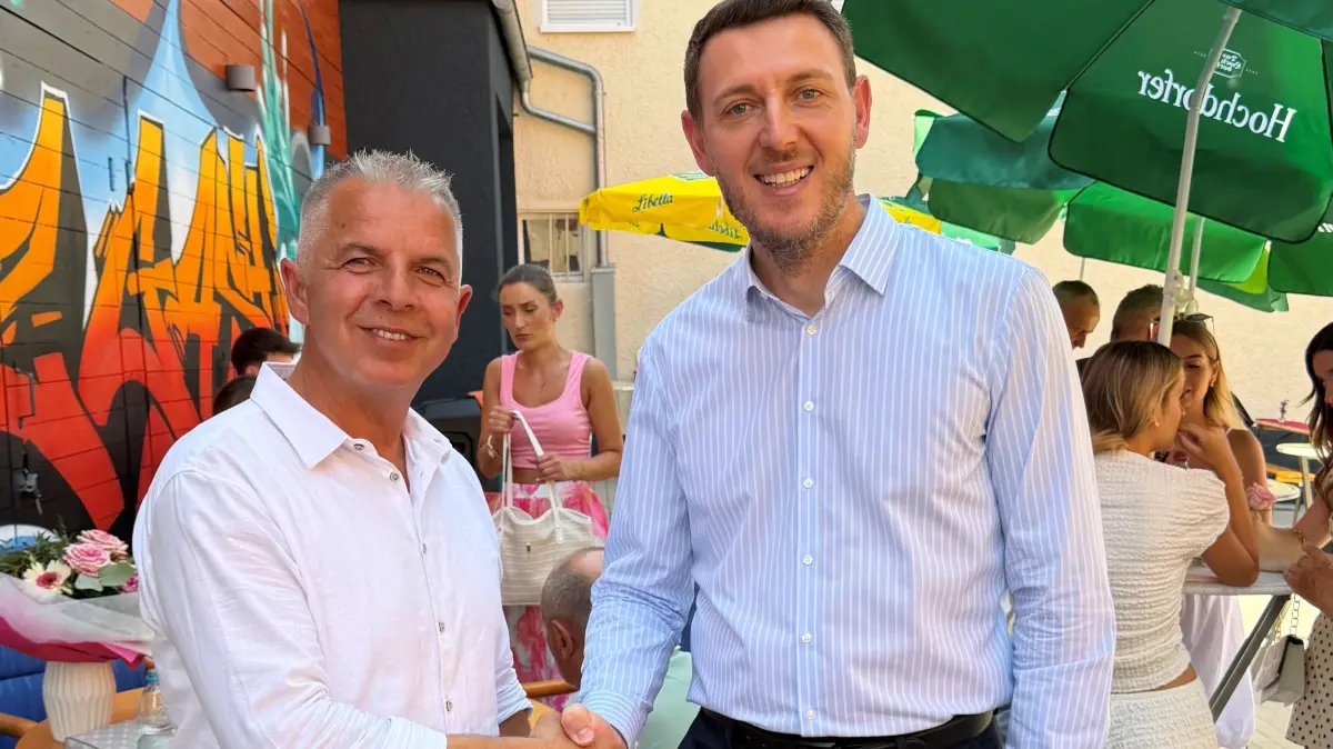 Firmeninhaber Zecir Gashi begrüßt den kosovarischen Konsul Hamdi Bërbatovci