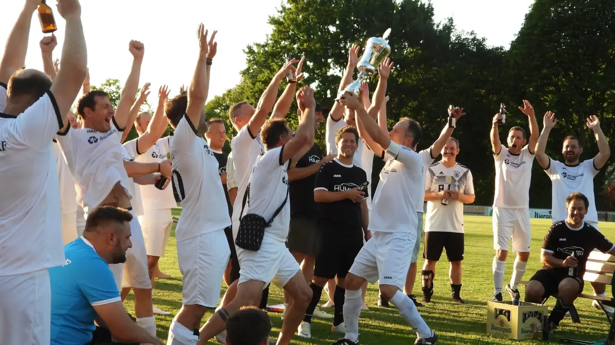 So sehen Sieger aus: Mannschaftskapitän Sven Rüdiger bringt den Pokal zu seinem Team.