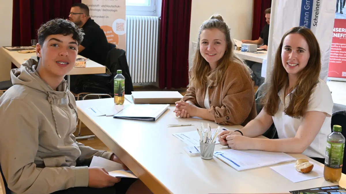 Nina Moosmann (von rechts) und Tamara Kunz von der Tennenbronner Schreinerei Moosmann haben mit Severin Keller aus Waldmössingen ein interessantes und erfolgreiches Gespräch.