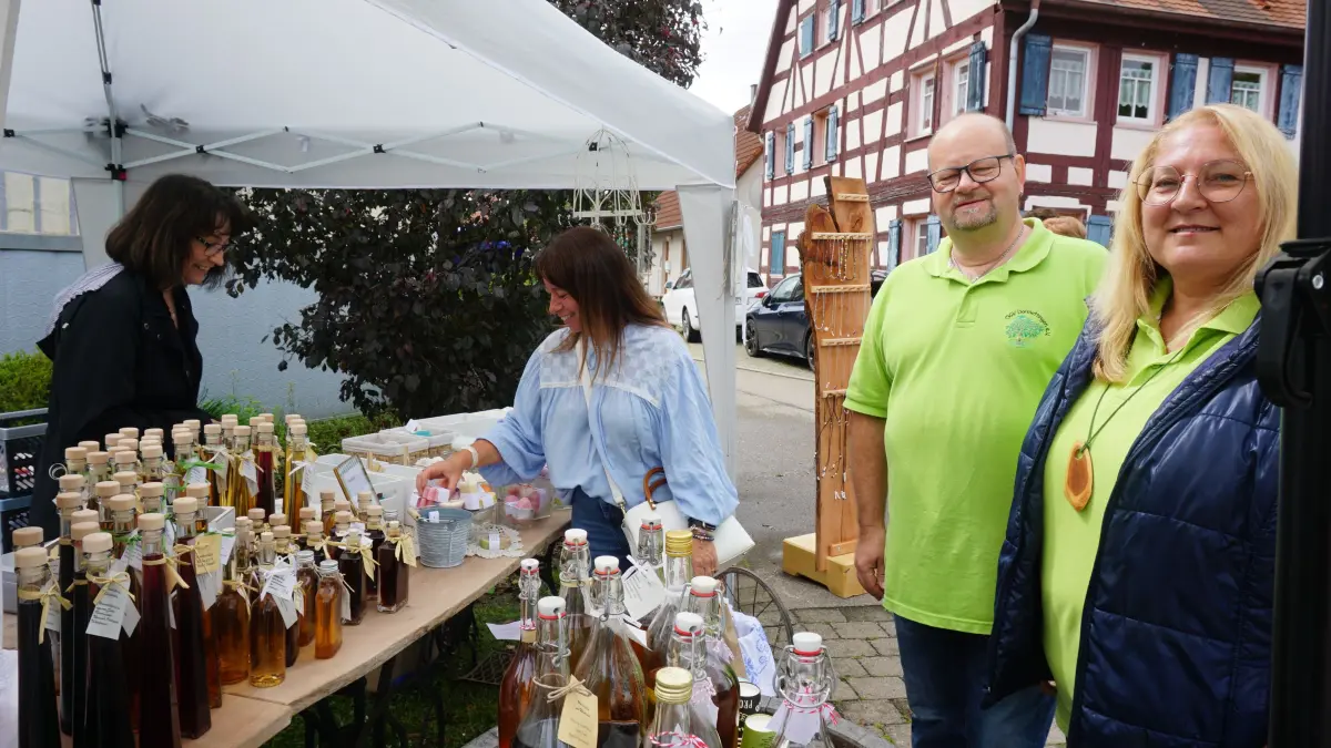 Vorsitzender Christian Böde (Zweiter von links) und Marktmeisterin Carola Kölmel hoffen, dass, wie auch schon vor zwei Jahren, viele Besucher zum Kunst- und Handwerkermarkt kommen - zumal der gastgebende Obst- und Gartenbauverein noch 40. Geburtstag feiert.