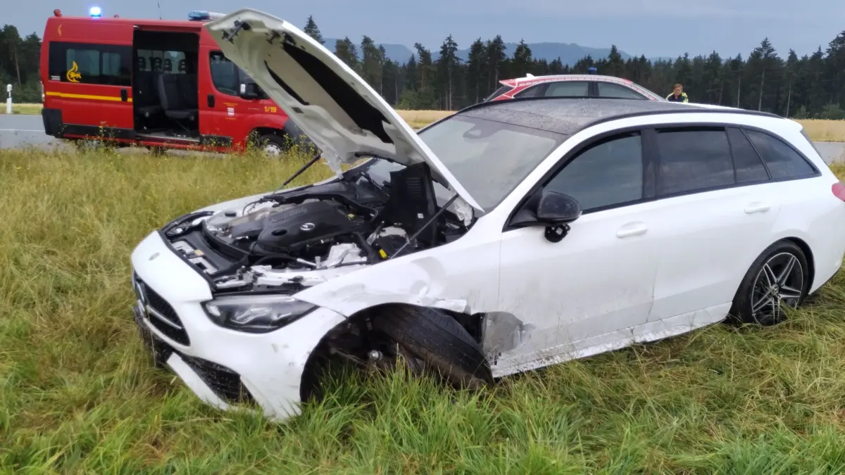 Der weiße Mercedes Kombi mit einem Ehepaar an Bord landete nach dem Kontakt mit einem entgegenkommenden Fahrzeug in der Wiese neben der K7128 zwischen Geislingen und Isingen