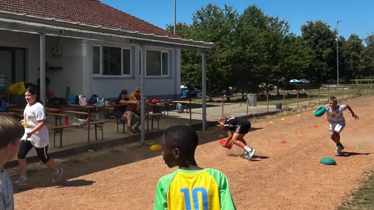 Beim Wendesprint rennen die Kinder bis zu einem Hütchen und sprinten zurück.