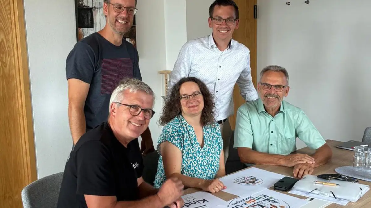 Gerd Heckel, Sebastian Vogel, Sandra Raith, Benjamin Finis und Herbert Radloff (v.l.) feilen an den letzten Vorbereitungen für die Kinder-Uni in Mötzingen.