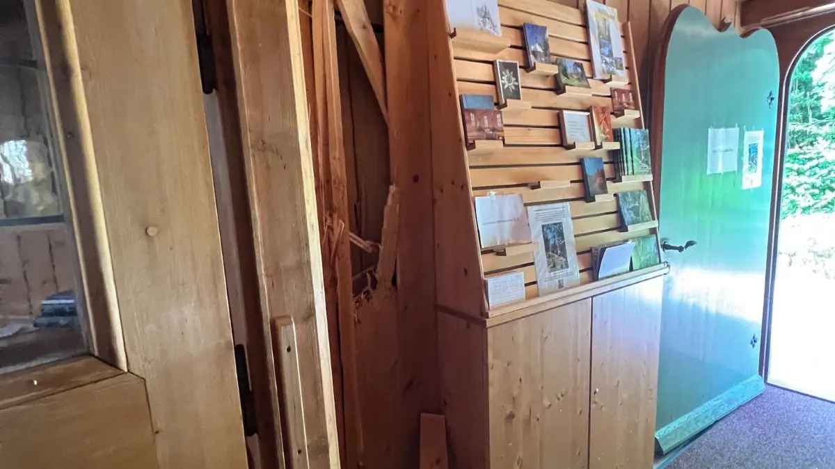 Der Möbeltresor in der Michaelskriche in Friedrichstal wurde mit viel Gewalt aus der Holzwand gehebelt.