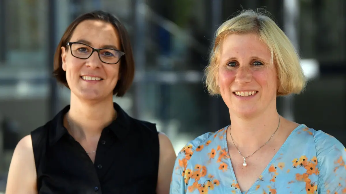 Schulrätin Gloria Mickenautsch (links) und Sarah Heitzmann