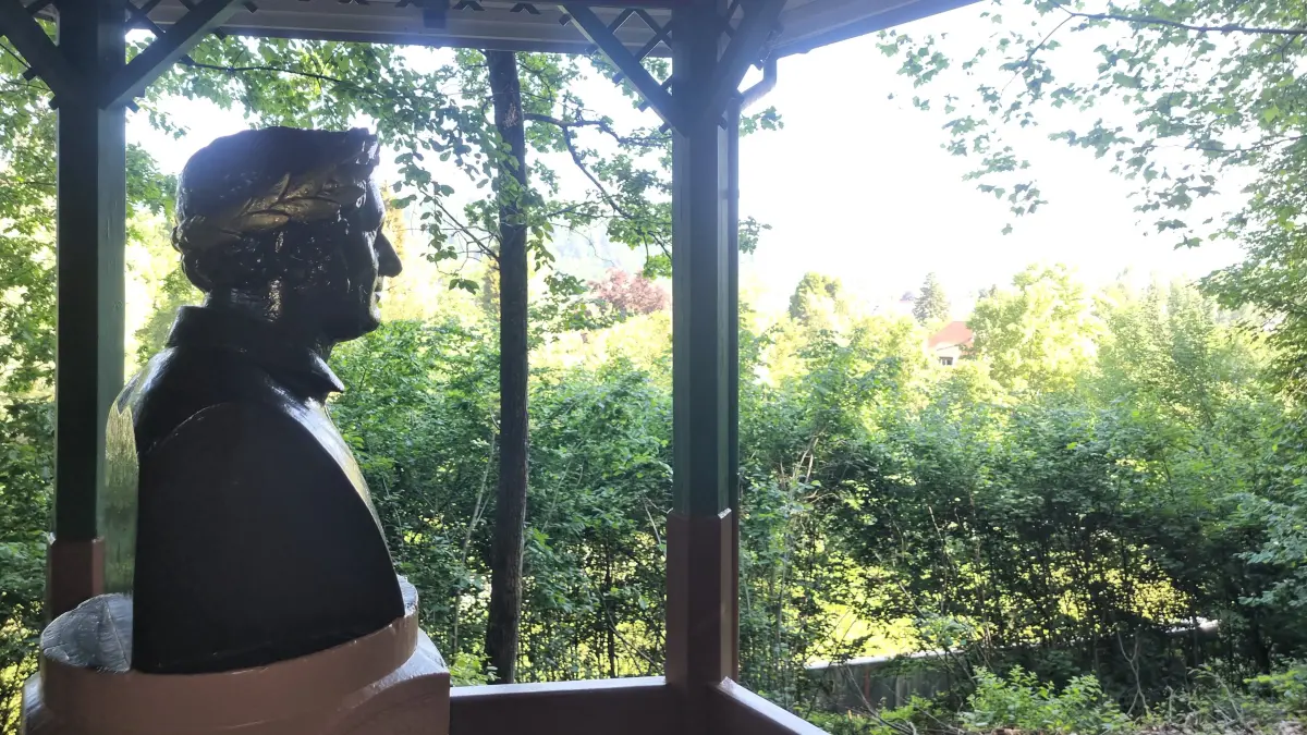 Das Hebeldenkmal auf dem Sengelen. Wo früher eine lichte (Hebel)höhe mit weitem Blick war, ist längst dichter Wald. Der immerhin verstellt den Blick auf die Bundesstraße direkt unterm Denkmal - schluckt allerdings nicht deren Verkehrslärm.