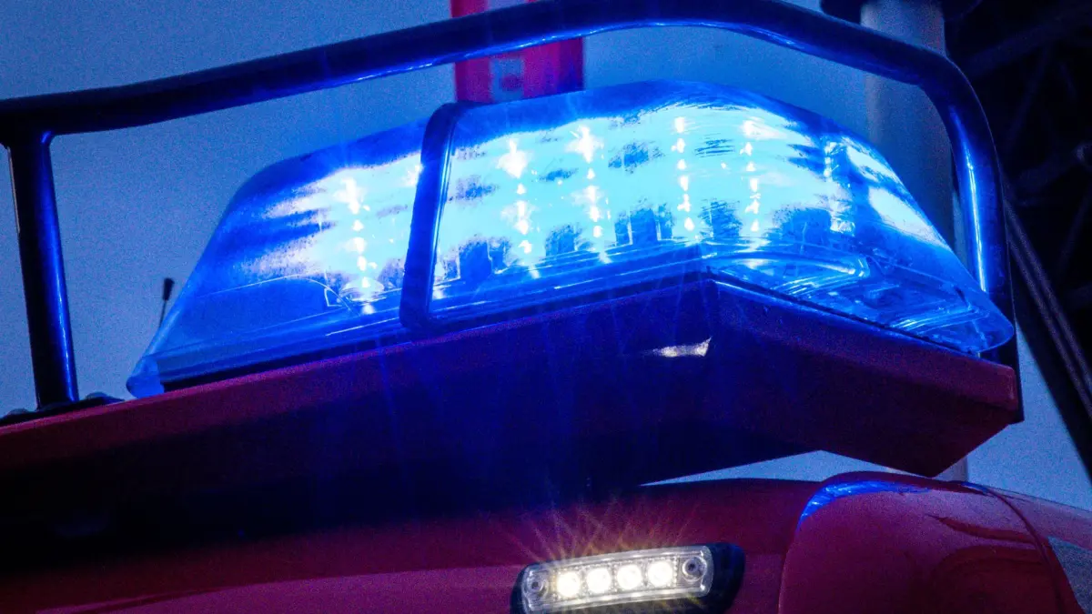 Blaulicht einer Feuerwehr: ARCHIV - 28.01.2025, Mecklenburg-Vorpommern, Sternberg: Das Blaulicht auf einem Feuerwehrfahrzeug leuchtet. (zu dpa: «Hunderte Kräfte wegen Unwetter in Hannover im Einsatz») Foto: Jens Büttner/dpa +++ dpa-Bildfunk +++