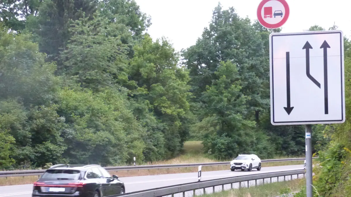 Hier, wo die B463 zwischen Stunzachbrücke und Abfahrt nach Gruol dreispurig wird, nahm der Verkehrsunfall mit drei Toten vor über einem Jahr seinen Lauf.