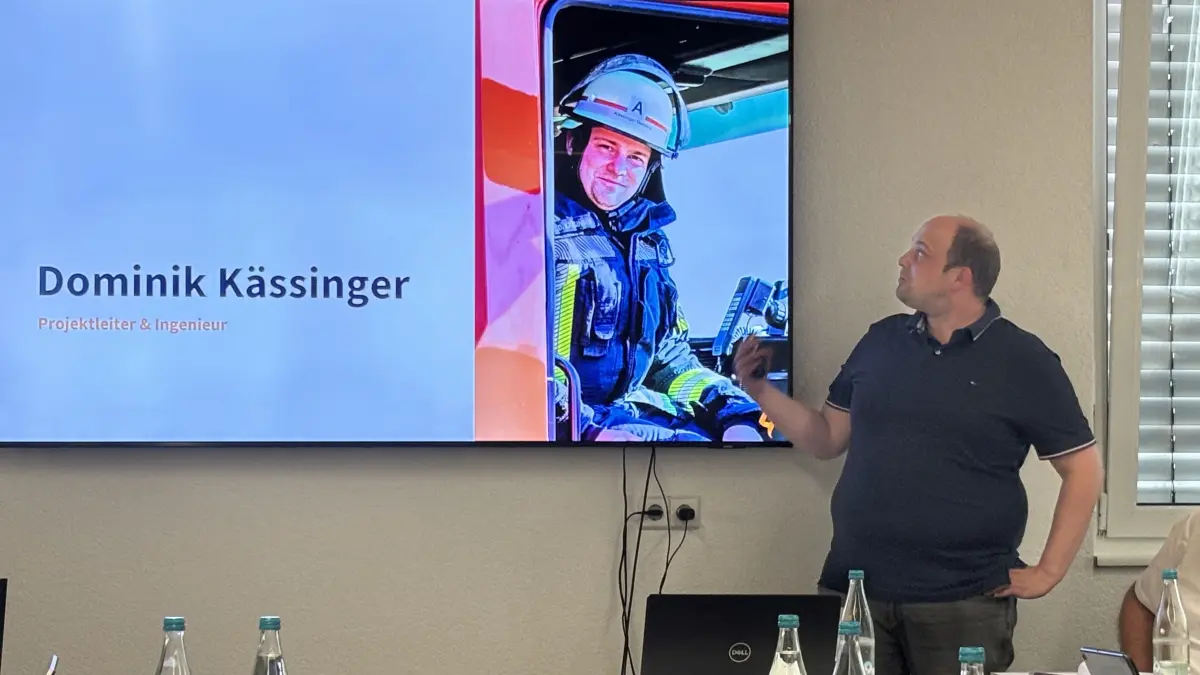 Dominik Kässinger bei der Vorstellung des Feuerwehrbedarfsplans.