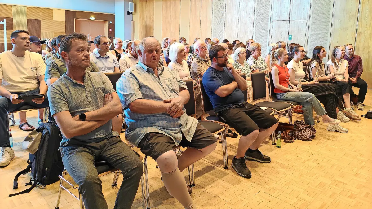 Zur ersten Infoveranstaltung für das Stadtjubiläum im Jahr 2027, das unter dem Motto „Trossingen im Takt“ steht, waren Vertreter von Vereinen, Institutionen, Schulen, Kindergärten, dem Gewerbe und Einzelhandel ins Konzerthaus eingeladen.